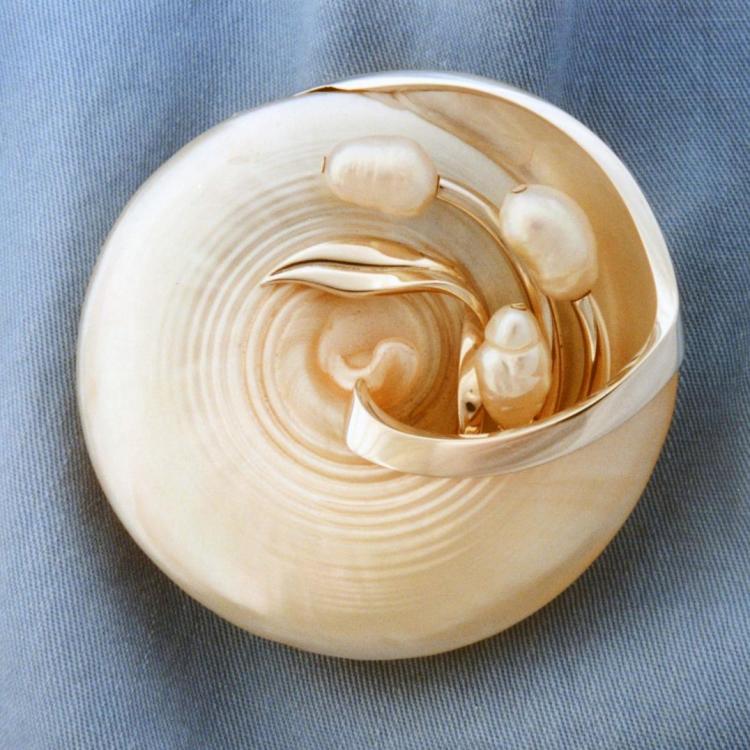 Pearl Peace, Pin / Pendant