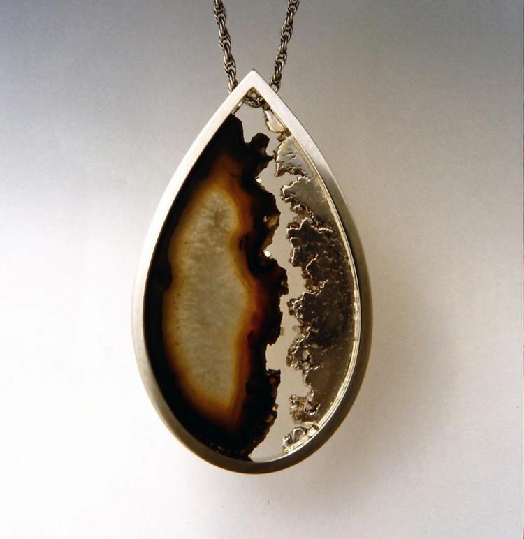 Random-edged Agate