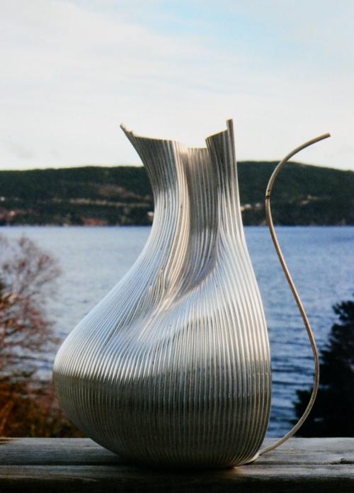 The handle area is fully constructed, and the surface has now reached one of the two original wires. Each soldering usually involves some cleaning up of excess solder on the surface.