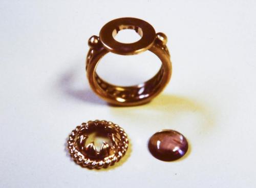 The table and the decorative spheres are soldered to the ring shank.