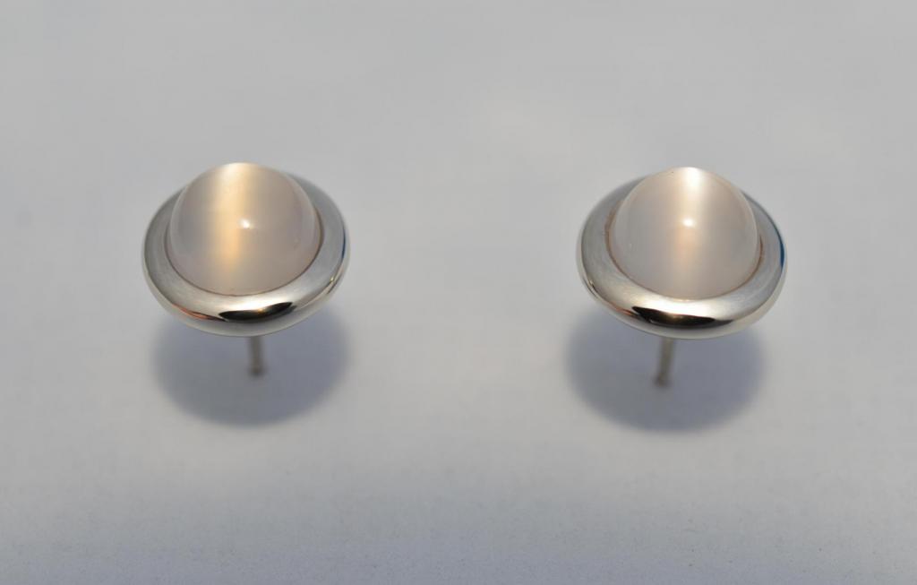 18 k. white with Moonstones