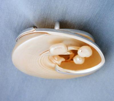 Pearl Peace, Pin / Pendant